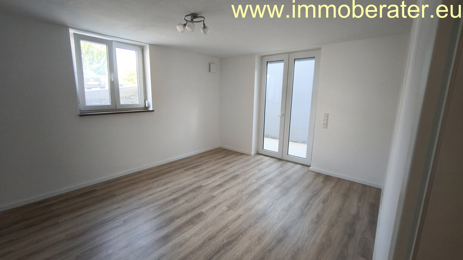 Neunburg vorm Wald: Moderne, charmante 2-Zi-Souterrain-Wohnung / WFL ca. 66 m2 / Energiesparhaus / Fußbodenheizung / Terrasse und Garage. Neunburg vorm Wald: Moderne, charmante 2-Zi-Souterrain-Wohnung / WFL ca. 66 m2 / Energiesparhaus / Fußbodenheizung / Terrasse und Garage.